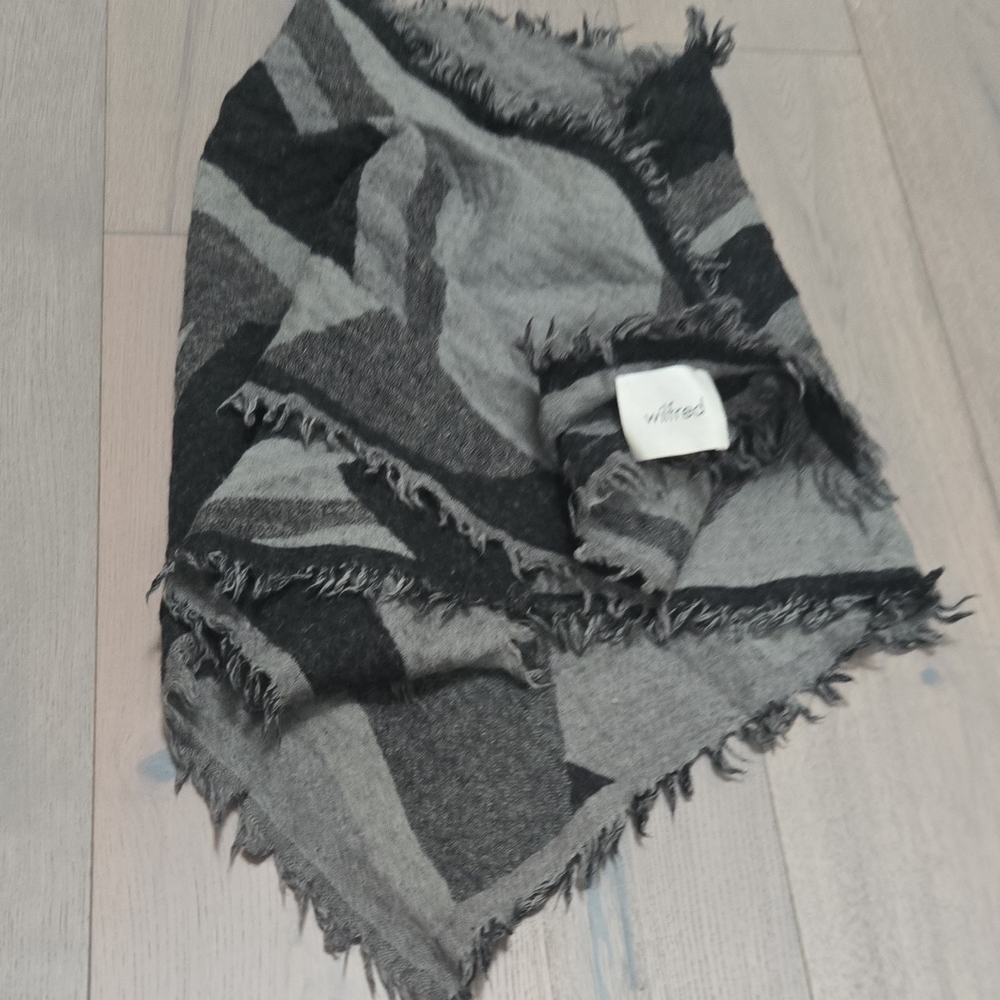 Wilfred Charcoal and Black Patterned Scarf Triangle Aritzia